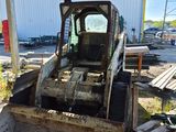 un bulldozer qui est à l'arrêt dans la terre