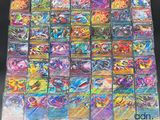 une pile de cartes pokemon posée sur une table