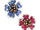 une paire de broches en forme de fleur, composées de saphirs et de diamants