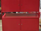 un banc rouge au milieu d'un garage