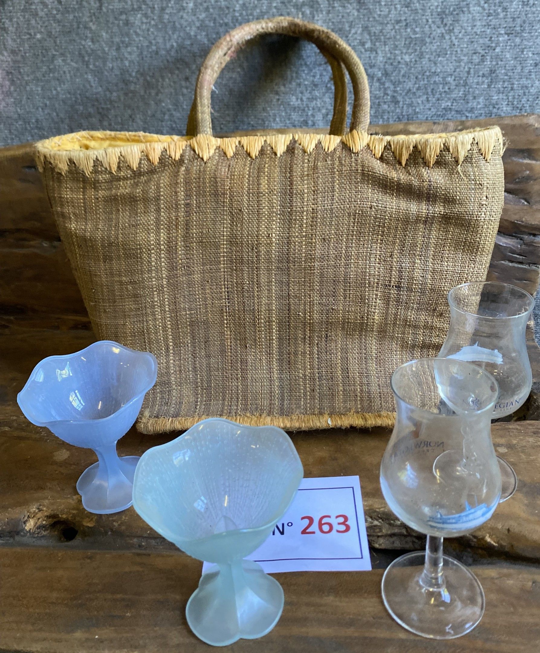 Lot d’un panier vintage à anses, avec une paire de coupelles « Fleurs » en verre opalin et une paire de verres de cro...