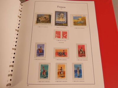la photo d'un livre avec des timbres