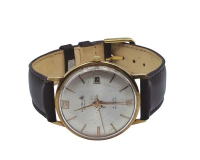 gros plan d'une montre-bracelet sur fond blanc