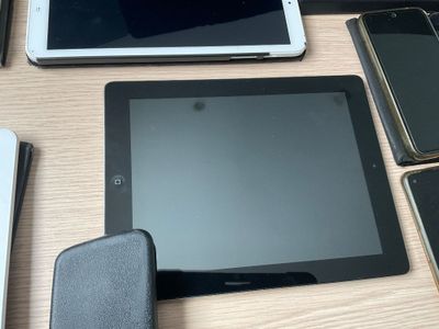 une table sur laquelle sont disposés divers appareils électroniques