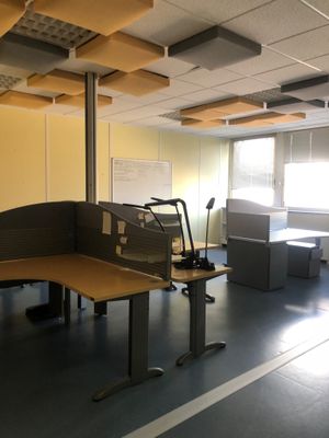une pièce contenant un bureau, des chaises et un fauteuil