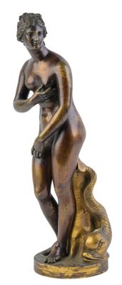 statue en bronze représentant une femme tenant un poisson, sur fond blanc