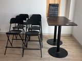 des tables et des chaises dans une pièce où des drapeaux sont accrochés au mur