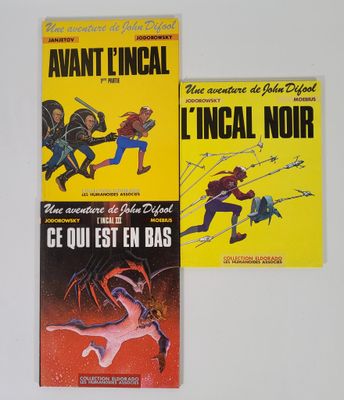 trois livres posés sur une table blanche, sur fond jaune