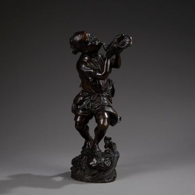 Ecole asiatique. Homme souflant dans une coquillage. Bronze …