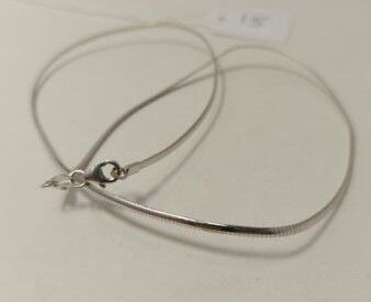 boucles d'oreilles créoles plaquées argent sur un fond blanc, accompagnées d'une étiquette