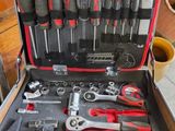 une caisse à outils avec des outils posés sur une table