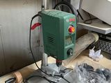 une machine posée sur une table