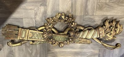 une statue en or représentant un cheval avec une couronne sur le dos