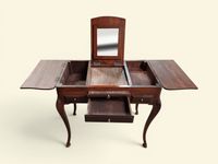 Table coiffeuse en bois teinté façon acajou. (photo 3)