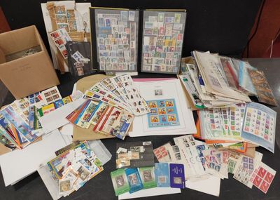 beaucoup de timbres et d'enveloppes sur la table