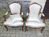 deux chaises assises l'une à côté de l'autre