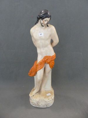 figurine représentant une femme avec un foulard rouge sur la tête