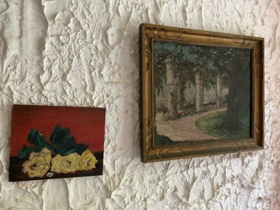 deux tableaux accrochés au mur l'un à côté de l'autre