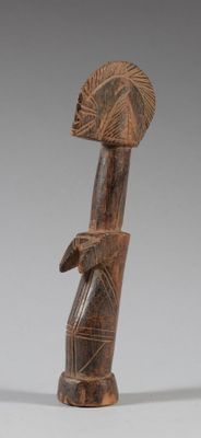 une image représentant une figurine en bois représentant une personne tenant un éventail