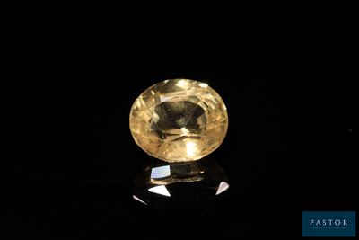 un diamant jaune sur une surface noire