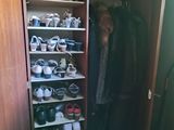 une armoire sur laquelle sont posées de nombreuses paires de chaussures