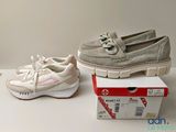 deux paires de chaussures pour femmes posées sur une boîte
