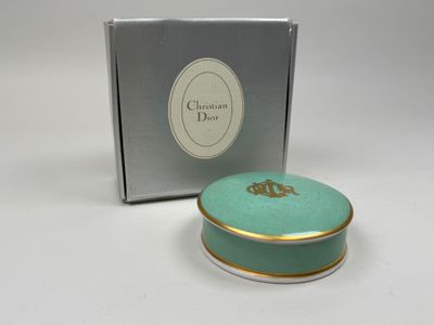 an image of a box with a green lid and a silver lid