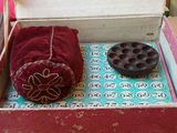 une boîte rose contenant une paire de chaussures