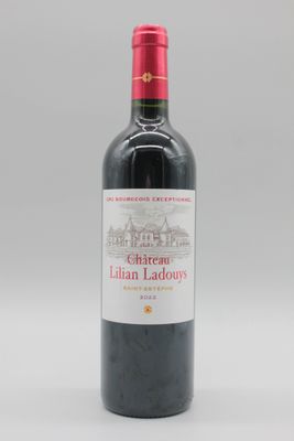 une bouteille de vin rouge posée sur une table blanche
