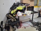 un tas de matériel de travail posé sur un bureau dans une pièce
