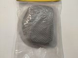 un sac en plastique contenant un objet gris
