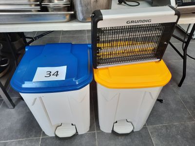 deux poubelles posées l'une à côté de l'autre sur le sol