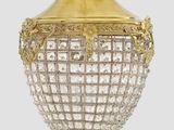une image représentant un lustre en or et en cristal suspendu au plafond