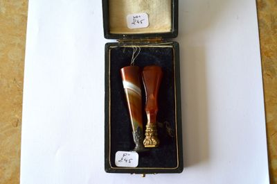 une photo d'une paire de chaussures dans une boîte