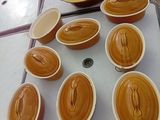 plusieurs bols de beurre de cacahuète posés sur une table