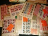 de nombreux types de timbres sur la table