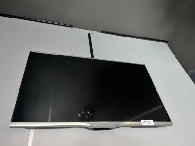 une télévision à écran plat posée sur une table blanche