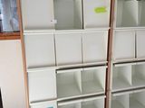 deux bibliothèques dans un coin d'une pièce recouverte d'une moquette verte