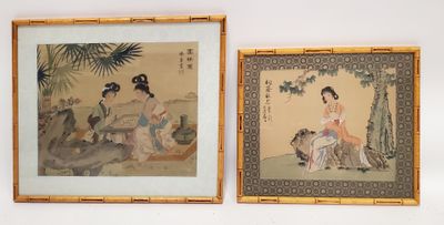 deux tableaux asiatiques encadrés représentant des femmes assises sur un banc devant un mur blanc