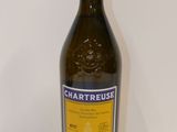 une bouteille de vin posée sur une table