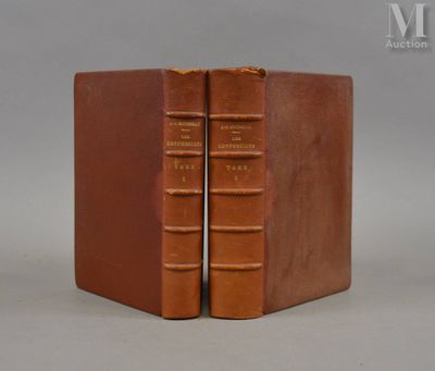 une paire de serre-livres anciens en cuir, de deux tailles et couleurs différentes