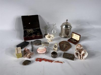 un grand nombre d'objets posés sur une surface blanche