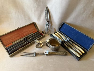de nombreux types de couteaux et de cuillères dans un coffret