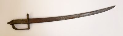 un couteau qui a l'air très ancien, accroché au mur