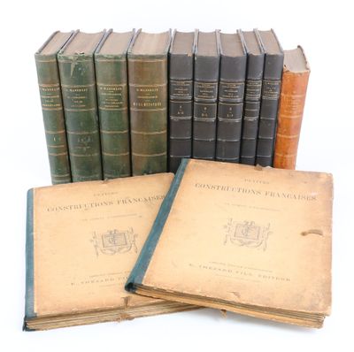 plusieurs vieux livres sont empilés sur une surface blanche