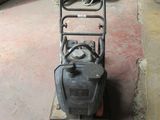 une petite machine qui se trouve dans un garage
