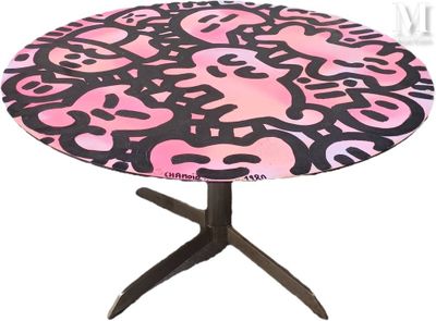 une table décorée de motifs roses et noirs