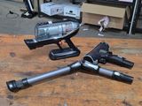 trois types d'armes à feu différents posés sur une table en bois