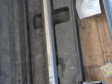un outil dans un étui posé sur une table