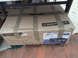 une boîte posée sur un carton posé par terre